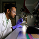 El investigador Hermant Rathod observa una muestra del nuevo material antes de cargarla en un microscopio electrónico.